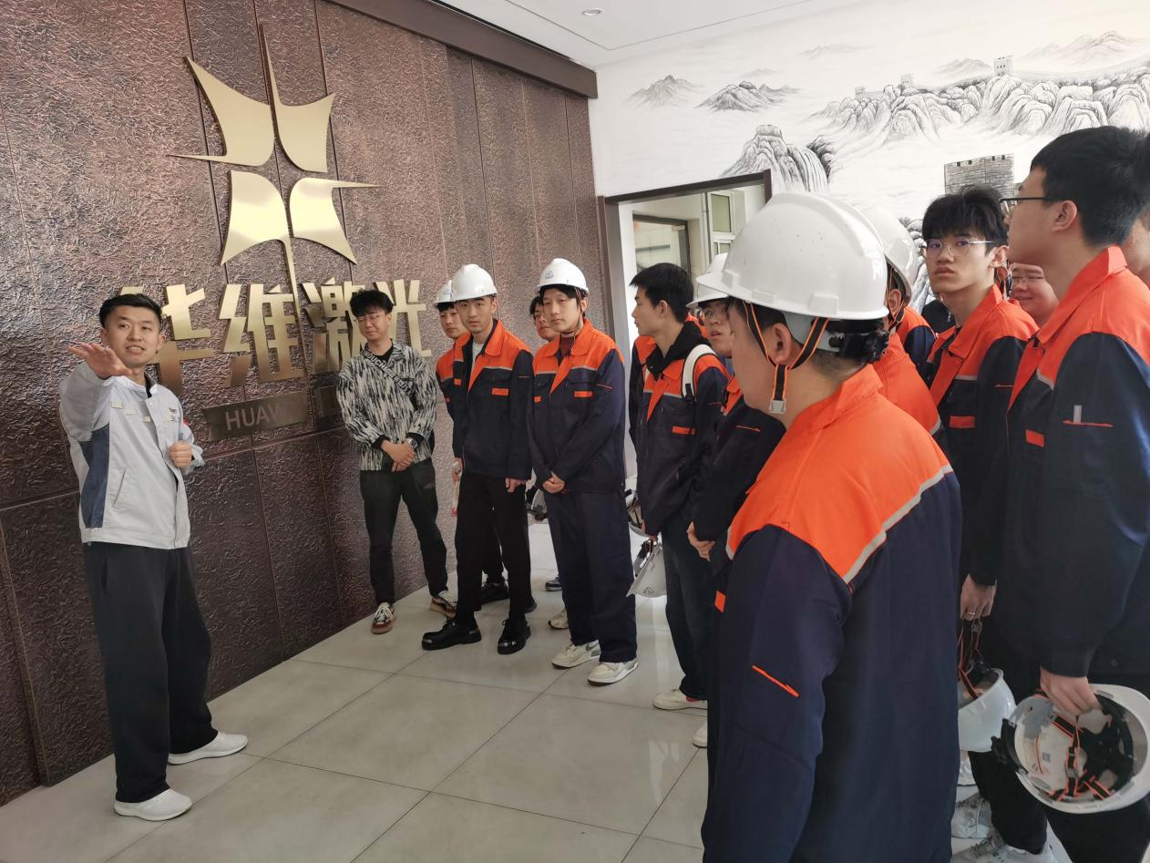 Lærere og studenter fra Shenyang University of Technology besøkte Huawei Laser Equipment Manufacturing Co., Ltd.