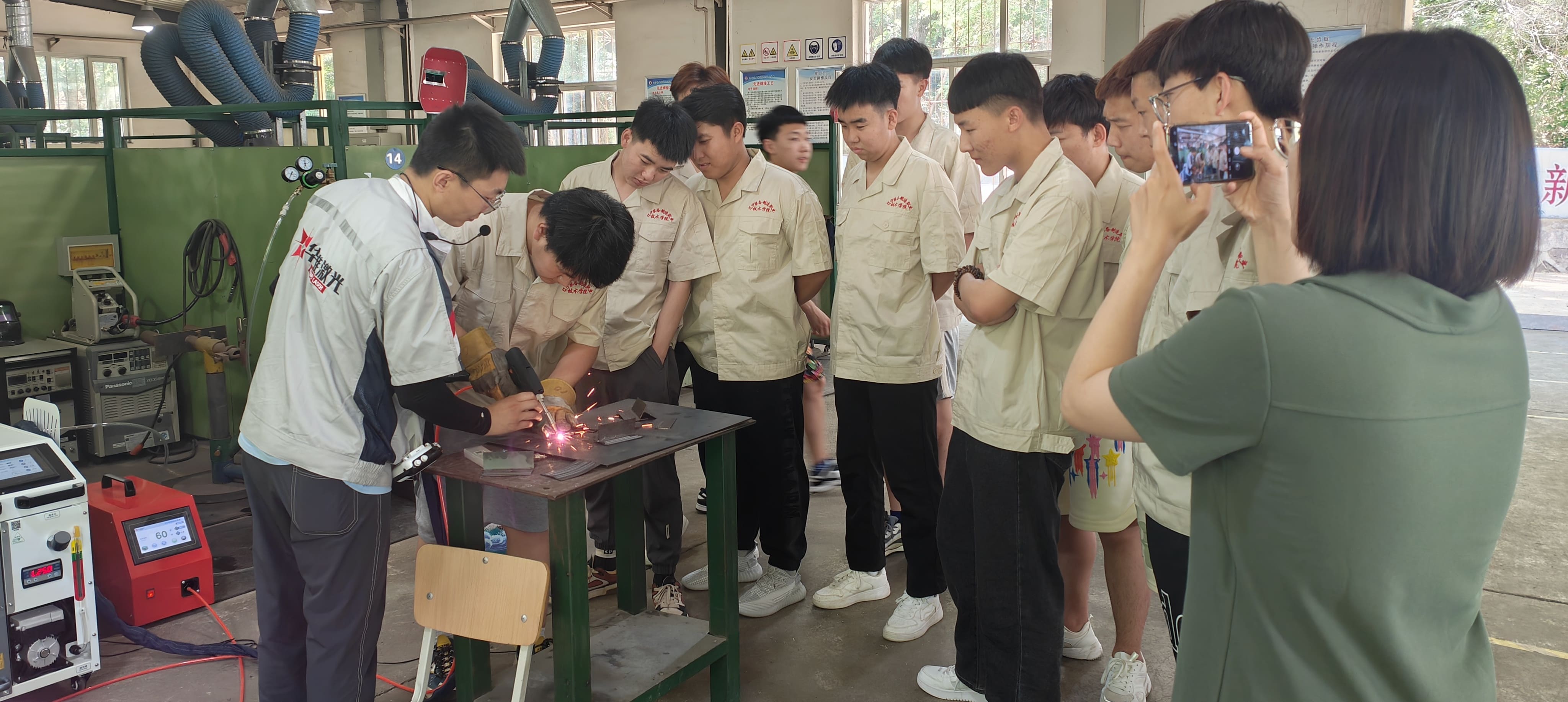 Huawei Lasers 1500W håndholdte sveiser øker ferdighetstreningen på Liaoning Tech College